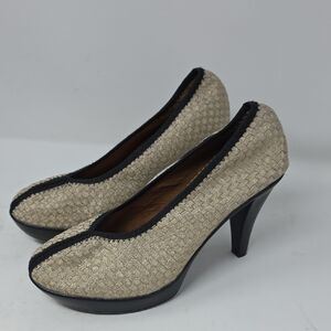 bernie mev. Beige and Black Heels Size 41